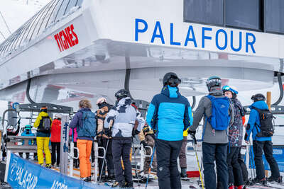 Skieurs sur le télésiège de Palafour à Tignes